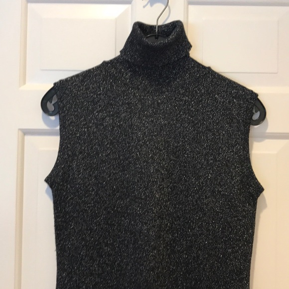 Sleeveless sweater with very high turtleneck - Picture 2 of 3